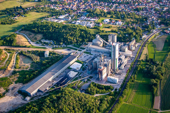 Photographie aérienne de Terrain et zones de morts-terrains, mine de ciment à ciel ouvert et usine de matériaux de construction, carrière Walzbachtal à le quartier Wössingen in Walzbachtal dans le département Bade-Wurtemberg, Allemagne