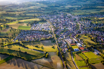 Vue aérienne de Du sud-est à le quartier Jöhlingen in Walzbachtal dans le département Bade-Wurtemberg, Allemagne