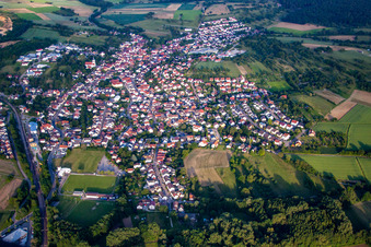 Vue aérienne de Vue sur le village à le quartier Wössingen in Walzbachtal dans le département Bade-Wurtemberg, Allemagne