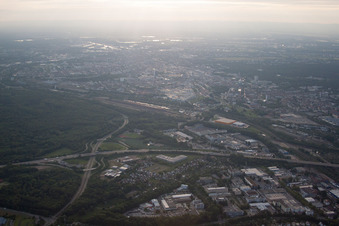 Quartier Oststadt in Karlsruhe dans le département Bade-Wurtemberg, Allemagne du point de vue du drone