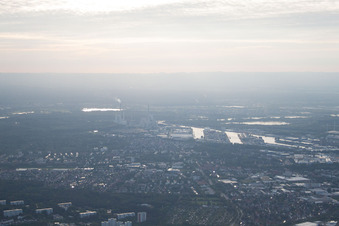 Vue oblique de De l'est à le quartier Grünwinkel in Karlsruhe dans le département Bade-Wurtemberg, Allemagne
