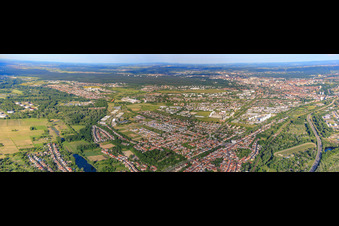 Vue aérienne de Panorama de la ville depuis l'ouest avec la tangente sud (B10) et Siemens AG, site de production et de développement Karlsruhe et L'OREAL Produktion Deutschland GmbH & Co. KG à le quartier Nordweststadt in Karlsruhe dans le département Bade-Wurtemberg, Allemagne