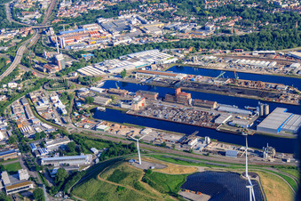 Vue aérienne de Ports rhénans de Karlsruhe avec conception en acier inoxydable PHOS et Rhenus Port Logistics Rhein Neckar GmbH & Co. KG à Werftstr à le quartier Mühlburg in Karlsruhe dans le département Bade-Wurtemberg, Allemagne