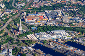 Vue aérienne de Zone industrielle Carl-Metz-Straße Pfannkuchstraße avec Michelin Reifenwerke AG & Co. KGaA, Rosenbauer Karlsruhe GmbH et l'usine MOCOPINUS Karlsruhe sur le Südl. Uferstr. à le quartier Grünwinkel in Karlsruhe dans le département Bade-Wurtemberg, Allemagne