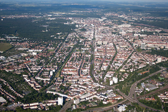 Vue aérienne de Kaiserallee vue de l'ouest à le quartier Mühlburg in Karlsruhe dans le département Bade-Wurtemberg, Allemagne