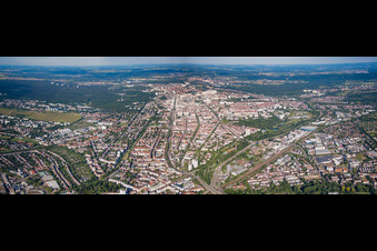 Vue aérienne de Panorama de la ville depuis l'ouest à le quartier Mühlburg in Karlsruhe dans le département Bade-Wurtemberg, Allemagne