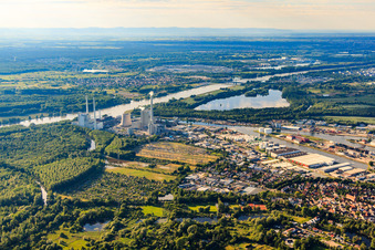 Vue aérienne de Oiltanking Deutschland GmbH & Co. KG au port du Rhin Fettweisstr à le quartier Mühlburg in Karlsruhe dans le département Bade-Wurtemberg, Allemagne
