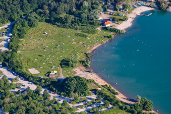 Vue aérienne de Des foules de baigneurs nus sur la plage et la rive du lac nudiste Epplesee à le quartier Silberstreifen in Rheinstetten dans le département Bade-Wurtemberg, Allemagne