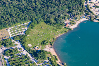 Vue aérienne de Des foules de baigneurs nus sur la plage et la rive du lac nudiste Epplesee à le quartier Silberstreifen in Rheinstetten dans le département Bade-Wurtemberg, Allemagne