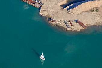 Vue aérienne de Voilier sur le lac Epplesee à le quartier Silberstreifen in Rheinstetten dans le département Bade-Wurtemberg, Allemagne