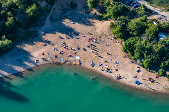 Photographie aérienne de Des foules de baigneurs nus sur la plage et la rive du lac nudiste Epplesee à le quartier Silberstreifen in Rheinstetten dans le département Bade-Wurtemberg, Allemagne