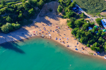 Vue aérienne de La plage nudiste d'Epplesee bondée de baigneurs à le quartier Forchheim in Rheinstetten dans le département Bade-Wurtemberg, Allemagne