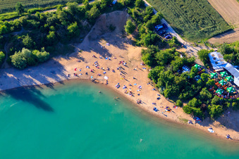 Vue aérienne de La plage nudiste d'Epplesee bondée de baigneurs à le quartier Forchheim in Rheinstetten dans le département Bade-Wurtemberg, Allemagne