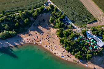 Vue aérienne de Zones riveraines sur la plage de sable de la piscine extérieure d'Epplesee à le quartier Forchheim in Rheinstetten dans le département Bade-Wurtemberg, Allemagne