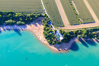 Photographie aérienne de La plage nudiste d'Epplesee bondée de baigneurs à le quartier Forchheim in Rheinstetten dans le département Bade-Wurtemberg, Allemagne