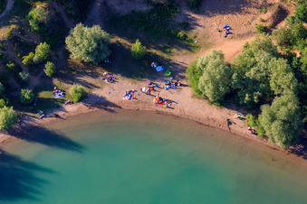 Vue oblique de La plage nudiste d'Epplesee bondée de baigneurs à le quartier Forchheim in Rheinstetten dans le département Bade-Wurtemberg, Allemagne