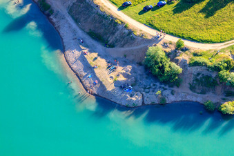 La plage nudiste d'Epplesee bondée de baigneurs à le quartier Forchheim in Rheinstetten dans le département Bade-Wurtemberg, Allemagne d'en haut