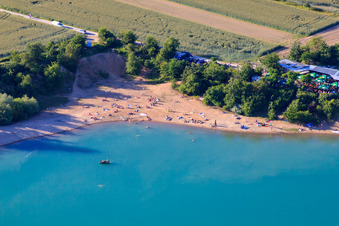 La plage nudiste d'Epplesee bondée de baigneurs à le quartier Forchheim in Rheinstetten dans le département Bade-Wurtemberg, Allemagne hors des airs