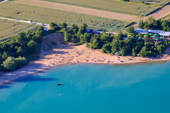 La plage nudiste d'Epplesee bondée de baigneurs à le quartier Forchheim in Rheinstetten dans le département Bade-Wurtemberg, Allemagne vue d'en haut