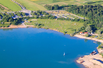 Vue aérienne de Pelouse ensoleillée à Epplesee pleine de baigneurs à le quartier Silberstreifen in Rheinstetten dans le département Bade-Wurtemberg, Allemagne