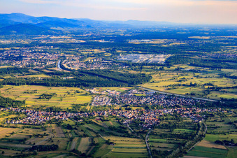Vue aérienne de Vue du village sur la Murg dans les prairies du Rhin depuis le nord à Steinmauern dans le département Bade-Wurtemberg, Allemagne