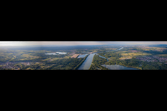 Vue aérienne de Panorama du Rhin au nord à Mothern dans le département Bas Rhin, France