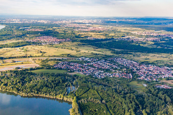 Vue aérienne de De l'ouest à le quartier Illingen in Elchesheim-Illingen dans le département Bade-Wurtemberg, Allemagne