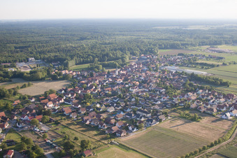 Niederrœdern dans le département Bas Rhin, France vu d'un drone