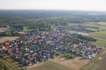 Vue aérienne de Niederrœdern dans le département Bas Rhin, France