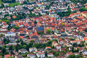 Vue aérienne de Vue d'ensemble de la ville depuis le sud avec la Sparkasse et la Marktkirche à Bad Bergzabern dans le département Rhénanie-Palatinat, Allemagne