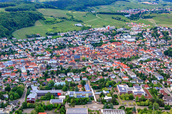 Vue aérienne de Vue d'ensemble de la ville depuis le sud avec la Sparkasse et la Marktkirche à Bad Bergzabern dans le département Rhénanie-Palatinat, Allemagne