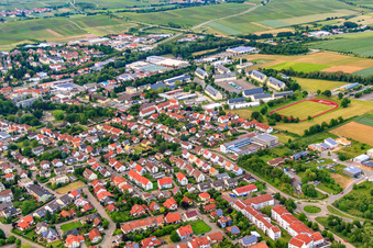 Vue aérienne de Schillerstraße avec l'école professionnelle de la Route des vins du Sud à Bad Bergzabern dans le département Rhénanie-Palatinat, Allemagne
