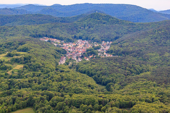 Vue aérienne de Village caché dans la forêt à Dörrenbach dans le département Rhénanie-Palatinat, Allemagne