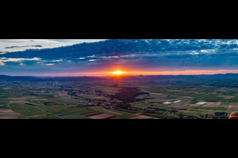 Vue aérienne de Coucher de soleil Haardt à Barbelroth dans le département Rhénanie-Palatinat, Allemagne