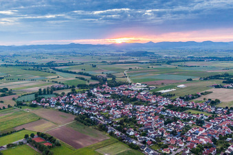 Vue aérienne de Village - vue au coucher du soleil en bordure des champs à Minfeld dans le département Rhénanie-Palatinat, Allemagne