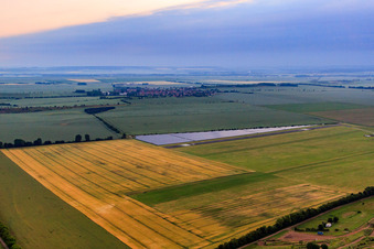 Vue aérienne de Zone solaire agricole sur l'aérodrome commercial Ballenstedt/Quedlinburg à le quartier Asmusstedt in Ballenstedt dans le département Saxe-Anhalt, Allemagne