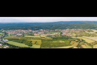 Vue aérienne de Perspective panoramique du paysage forestier et montagneux de la région du Harz autour de Gernrode à le quartier Bad Suderode in Quedlinburg dans le département Saxe-Anhalt, Allemagne