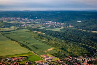 Vue aérienne de Münchenberg vu du nord-ouest à le quartier Stecklenberg in Thale dans le département Saxe-Anhalt, Allemagne