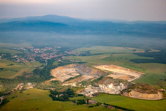 Vue aérienne de Carrière de l'usine de ciment à ciel ouvert et de matériaux de construction Fels-Werke GmbH Kalkwerk Rübeland dans le district de Rübeland à Elbingerode (Harz) à le quartier Hüttenrode in Blankenburg dans le département Saxe-Anhalt, Allemagne