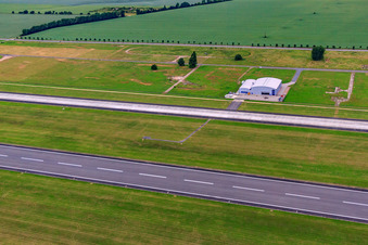 Vue aérienne de Stöhr Logistik GmbH à l'aéroport Cochstedt à le quartier Cochstedt in Hecklingen dans le département Saxe-Anhalt, Allemagne