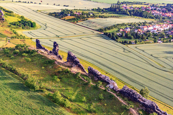 Vue oblique de Goethestein au Gegensteine du Teufelsmauer (Köingstein) à le quartier Weddersleben in Thale dans le département Saxe-Anhalt, Allemagne