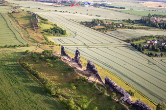 Vue aérienne de Structures sur les champs agricoles de la formation rocheuse du Teufelsmauer à le quartier Weddersleben in Thale dans le département Saxe-Anhalt, Allemagne