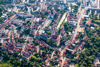 Vue aérienne de Église Notre-Dame avec la place de la cathédrale et la cathédrale à Halberstadt dans le département Saxe-Anhalt, Allemagne