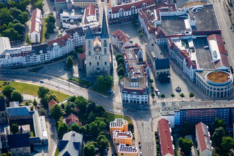 Vue aérienne de Église Saint-Martini dans le vieux centre-ville à Halberstadt dans le département Saxe-Anhalt, Allemagne