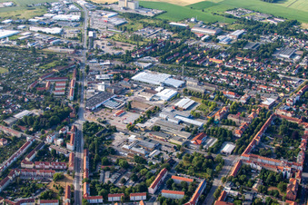 Vue aérienne de Zone industrielle et commerciale sur la B79 à Halberstadt dans le département Saxe-Anhalt, Allemagne