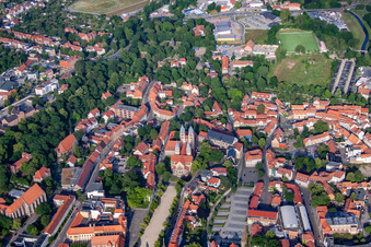 Vue aérienne de Église Notre-Dame avec la place de la cathédrale à Halberstadt dans le département Saxe-Anhalt, Allemagne