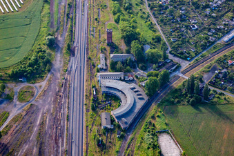 Vue aérienne de Hangar à locomotives et château d'eau du dépôt ferroviaire à Halberstadt dans le département Saxe-Anhalt, Allemagne