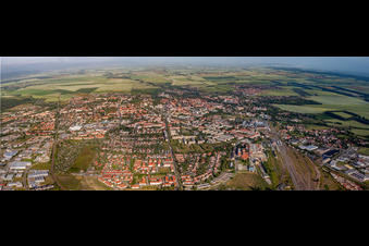 Vue aérienne de Panorama - perspective de la zone urbaine avec la périphérie et le centre-ville à Halberstadt dans le département Saxe-Anhalt, Allemagne
