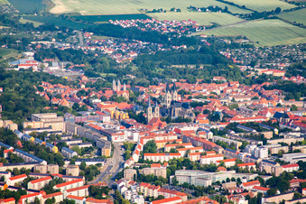 Vue aérienne de Bâtiments de l'église de la cathédrale et trésor de la cathédrale à Halberstadt dans le département Saxe-Anhalt, Allemagne
