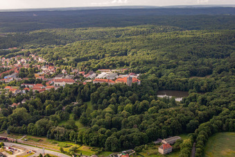Vue aérienne de Château et parc du château avec étang du château Ballenstedt vu du nord à Ballenstedt dans le département Saxe-Anhalt, Allemagne